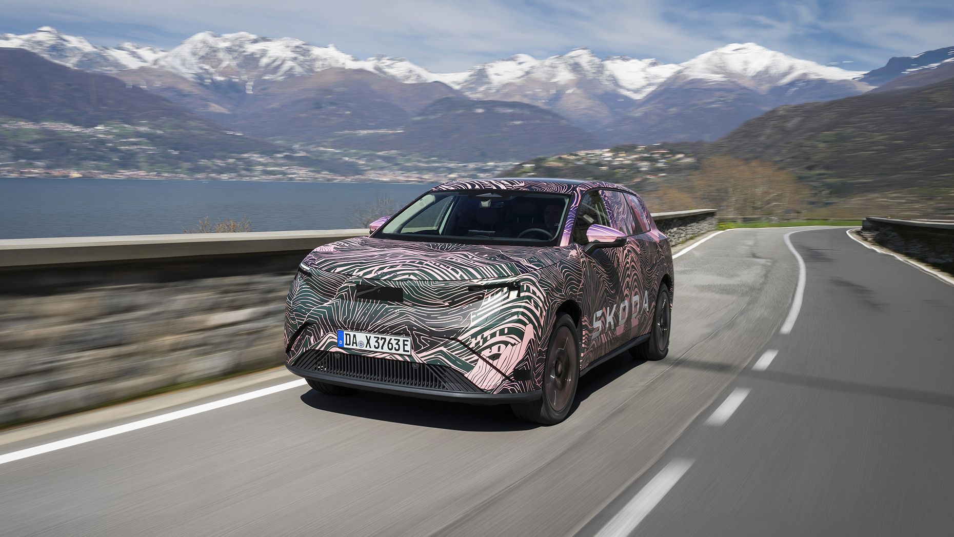 Škoda Peaq fahrend in getarnter Folierung