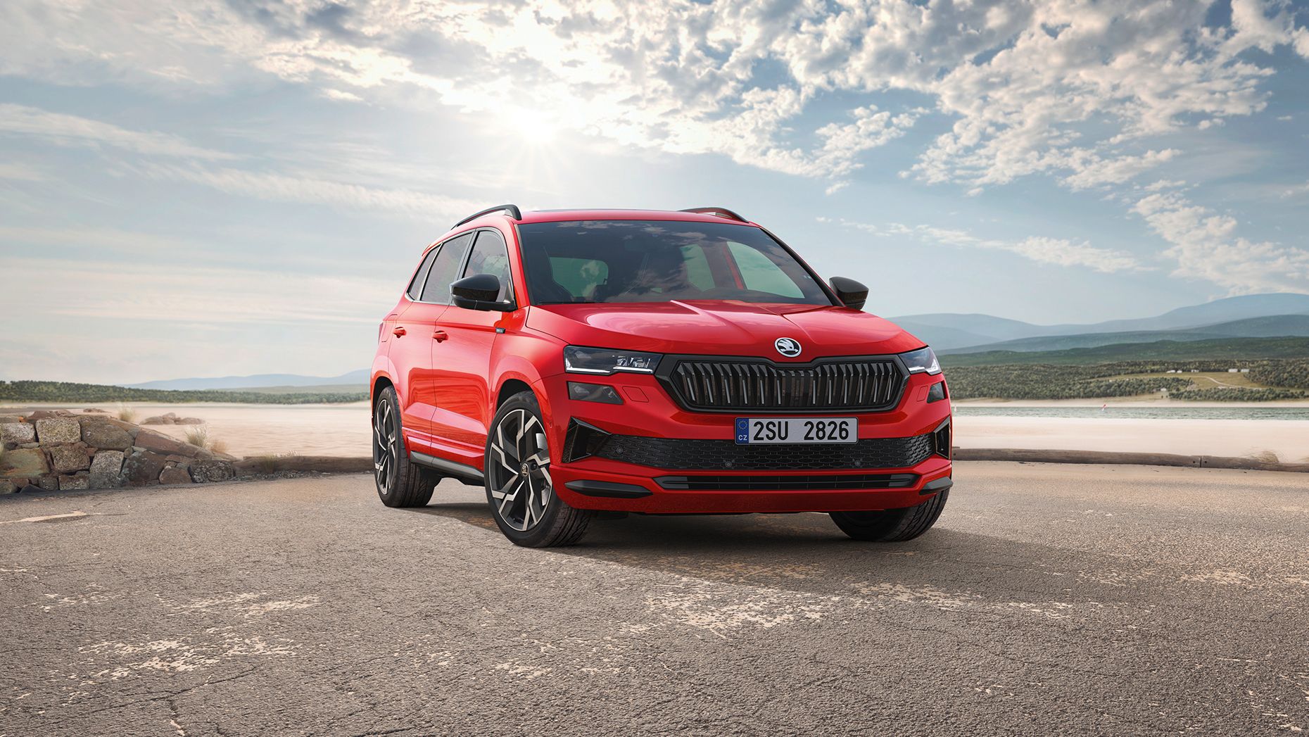 Seitliche Frontansicht eines roten Škoda Karoq Sportline