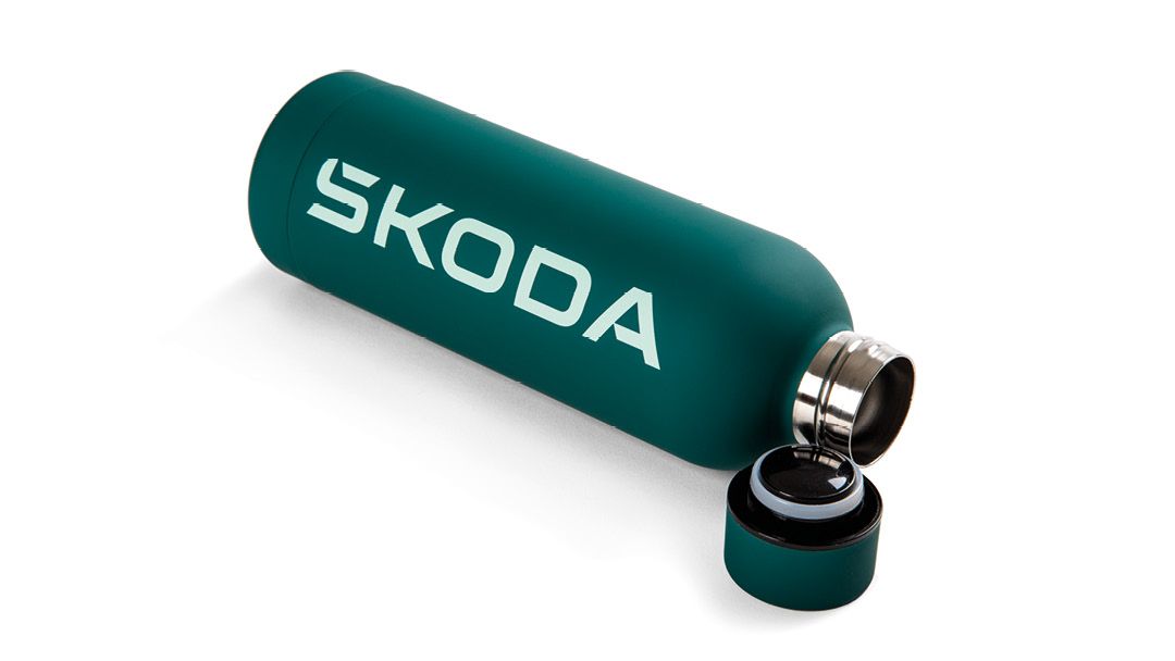 Eine grüne Škoda Thermoflasche.