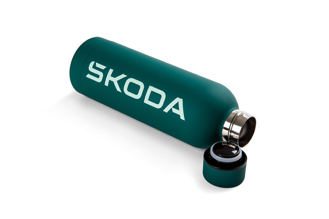 Eine grüne Škoda Thermoflasche.