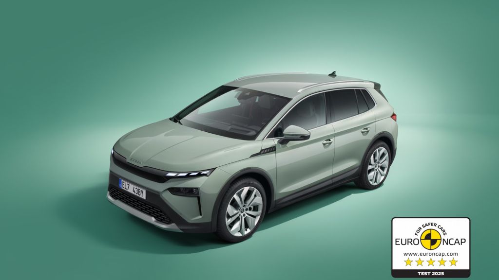Ein graues SUV der Marke Skoda, Modell Enyaq, steht auf grünem Hintergrund. Das Fahrzeug hat fünf Euro NCAP-Sterne für seine Sicherheitsleistung erhalten.