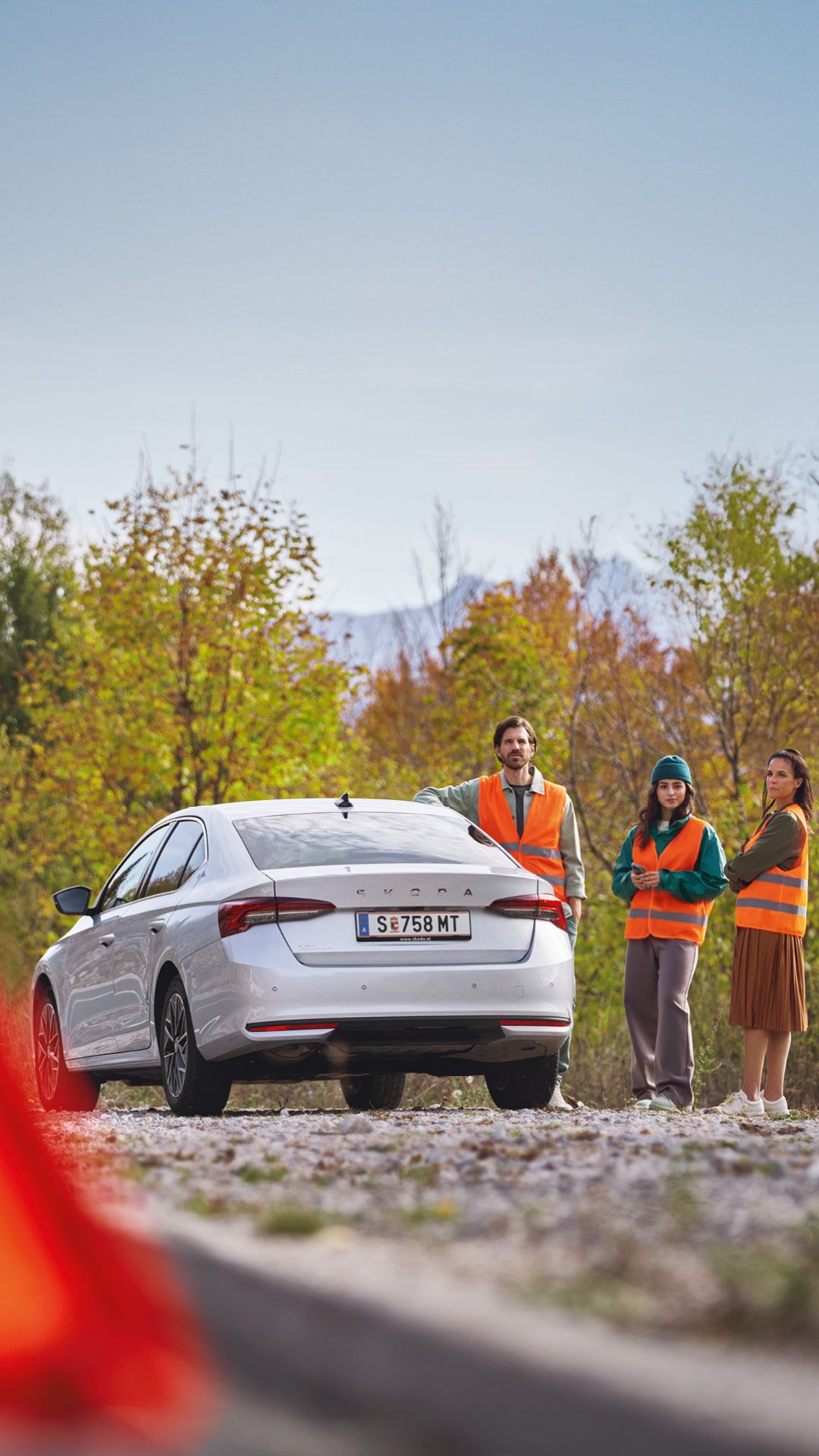 Eine Familie wartet bei ihrem Škoda Octavia auf den Abschleppdienst.