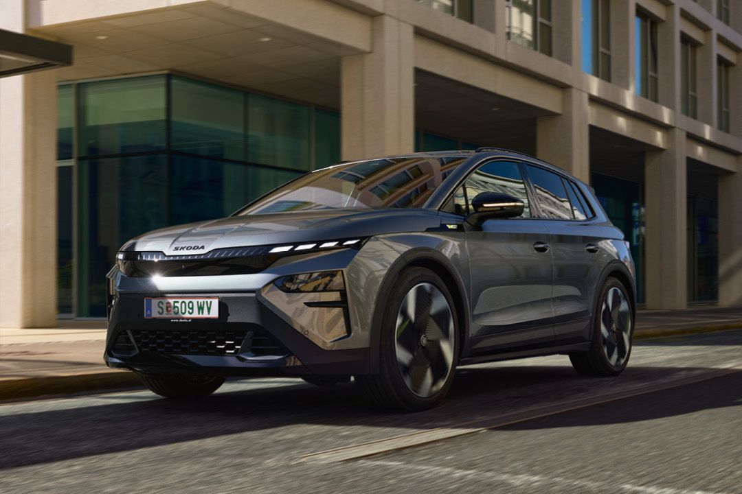 Ein grauer Škoda Elroq in Fahrt durch eine Stadt.