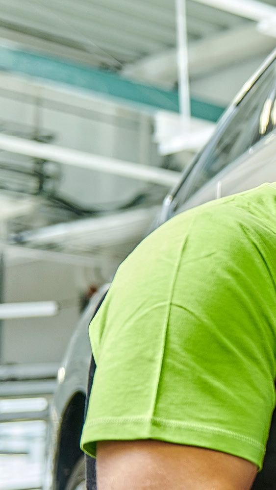 Ein Škoda Mechaniker wechselt die Stoßdämpfer bei einem Škoda