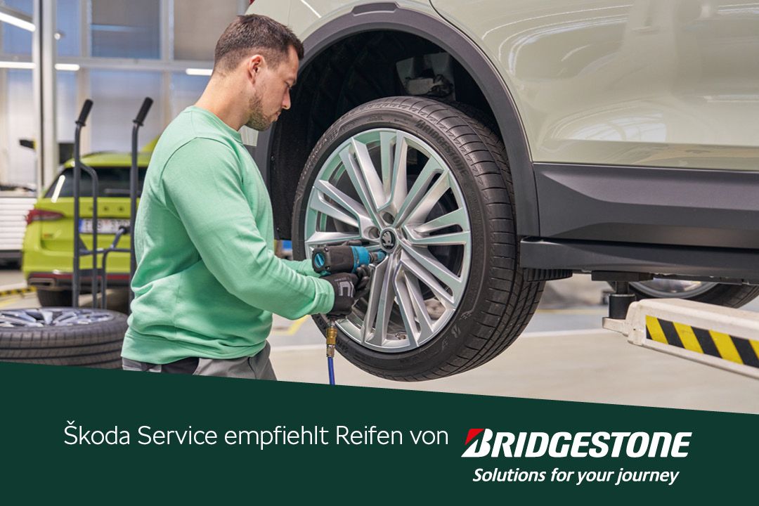 Ein Škoda Mechaniker beim Räderwechsel.