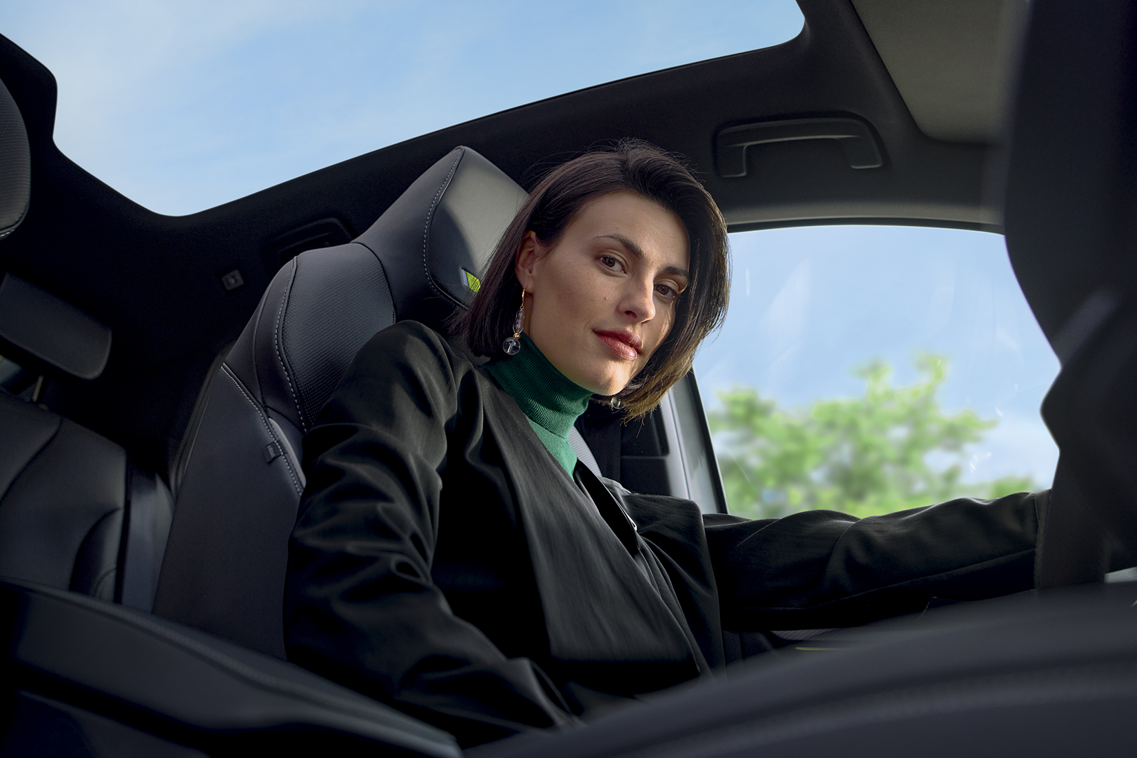 Eine Person sitzt im Auto