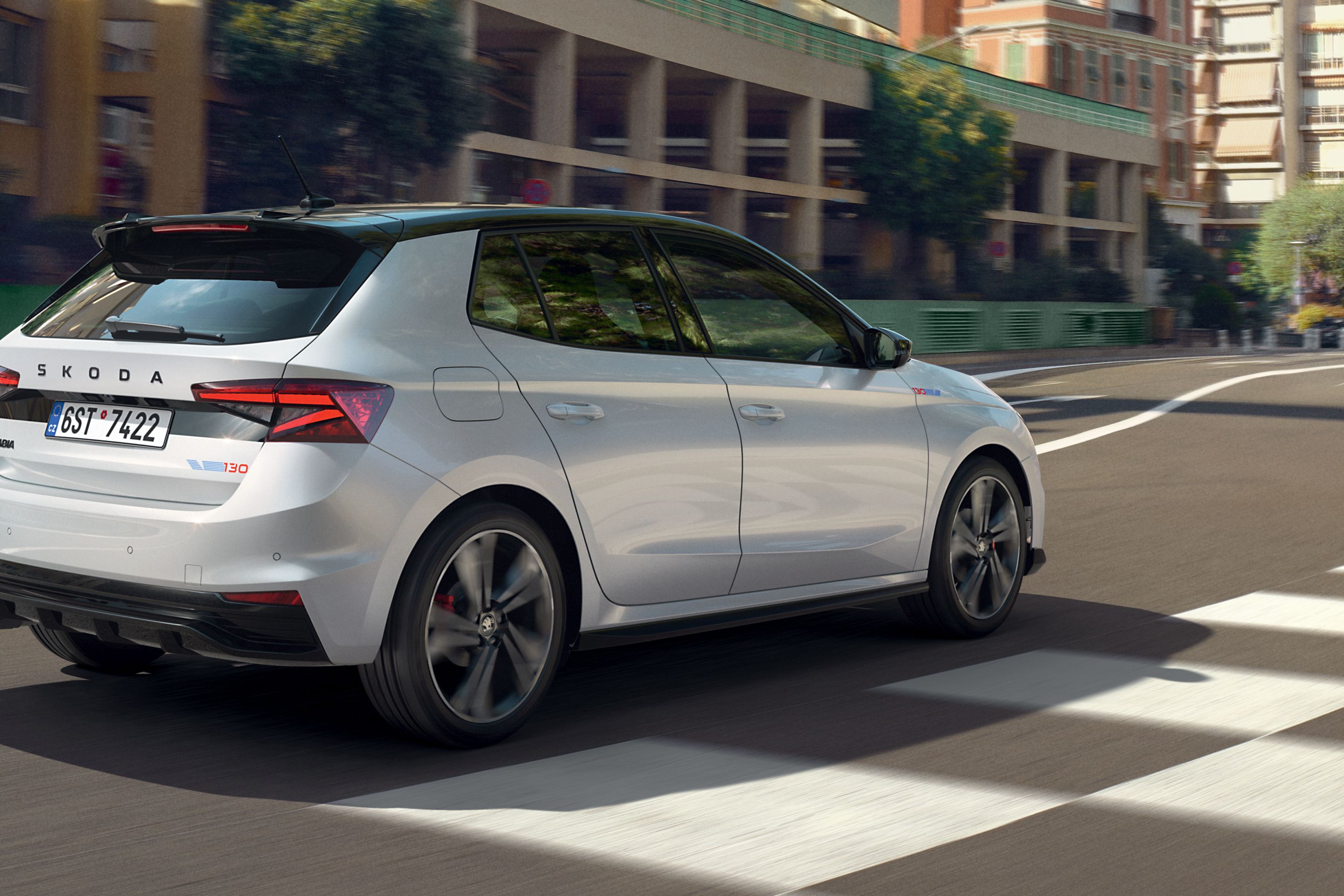 Škoda Fabia 130 fahrend von schräg hinten rechts