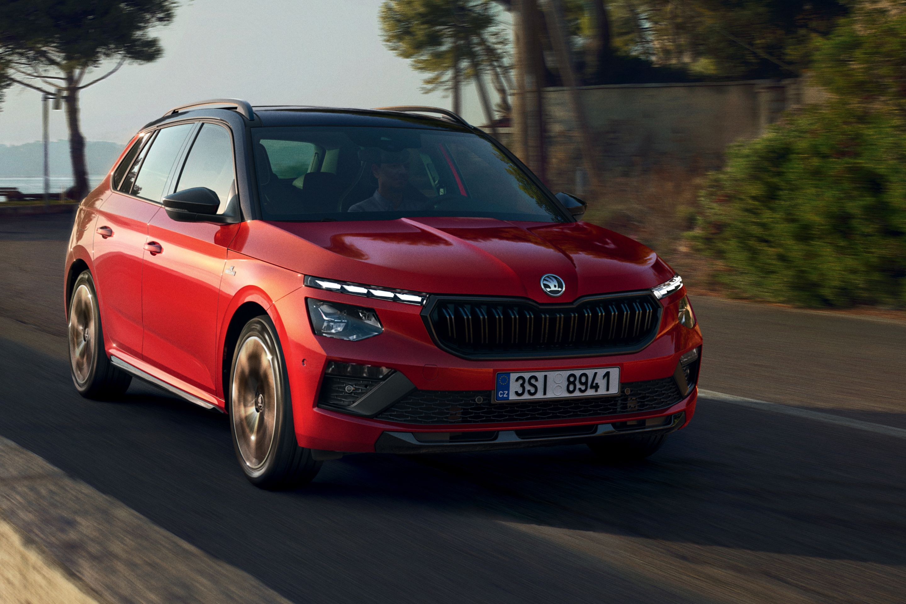 Ein roter Škoda Kamiq Monte Carlo fährt eine Straße entlang