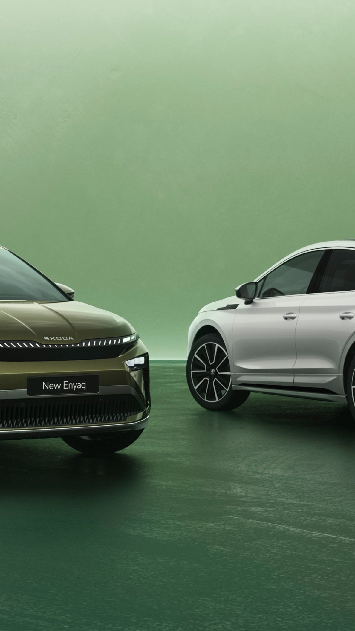 Olibo-Grüner Škoda Enyaq und Weißer Enyaq Coupé - grünes Studio 