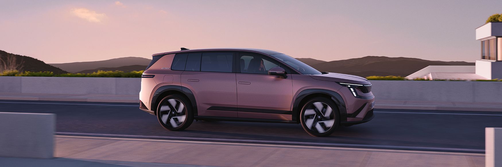 Škoda Peaq in Rosewood-Beige von der Seite