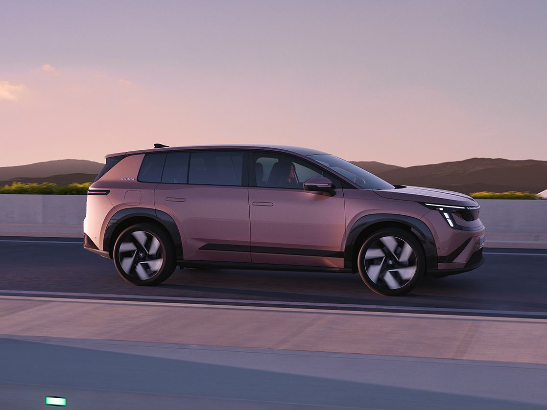 Škoda Peaq in Rosewood-Beige von der Seite