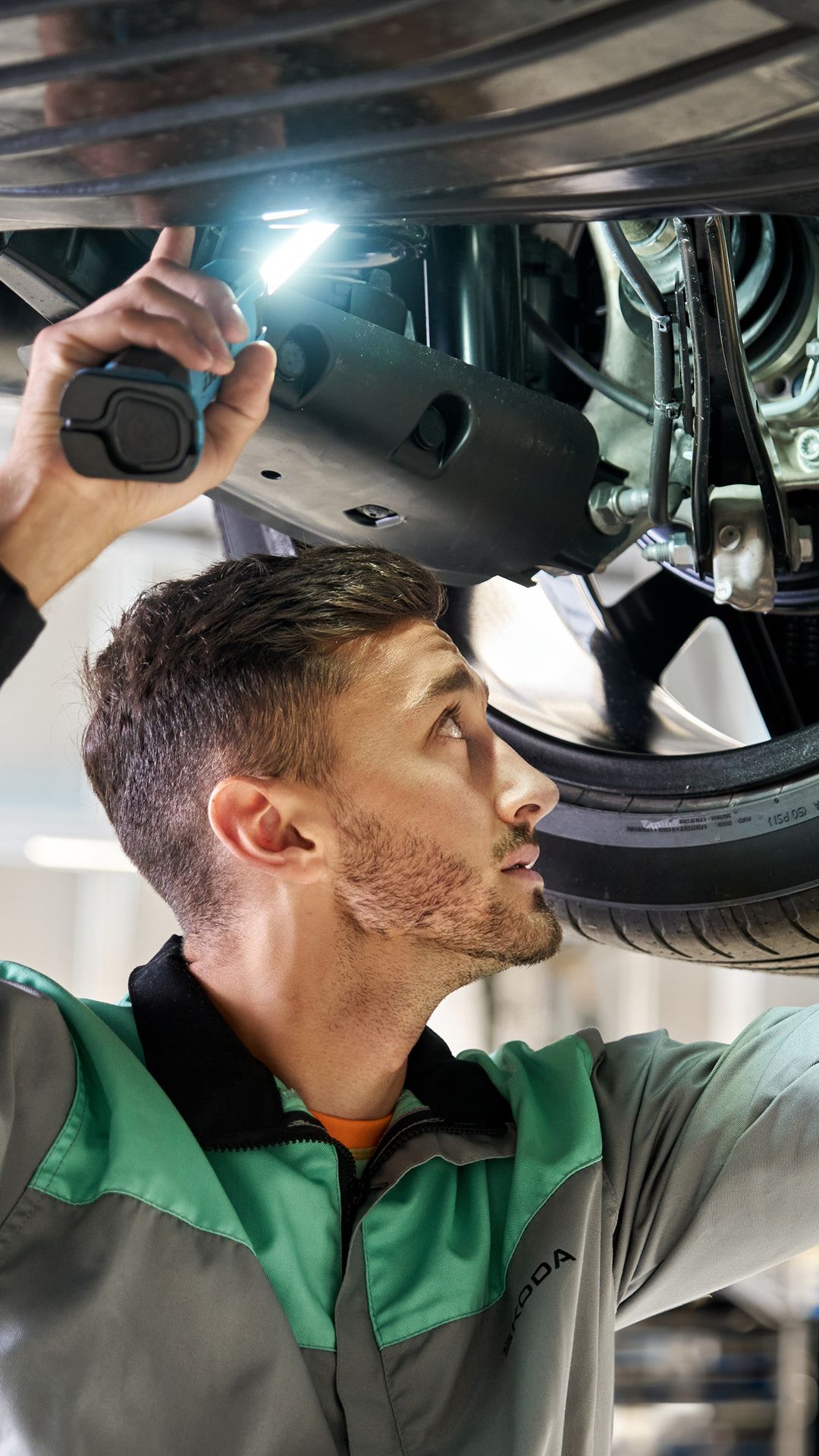 Ein Škoda Mechaniker repariert das Radlager eines Škoda.