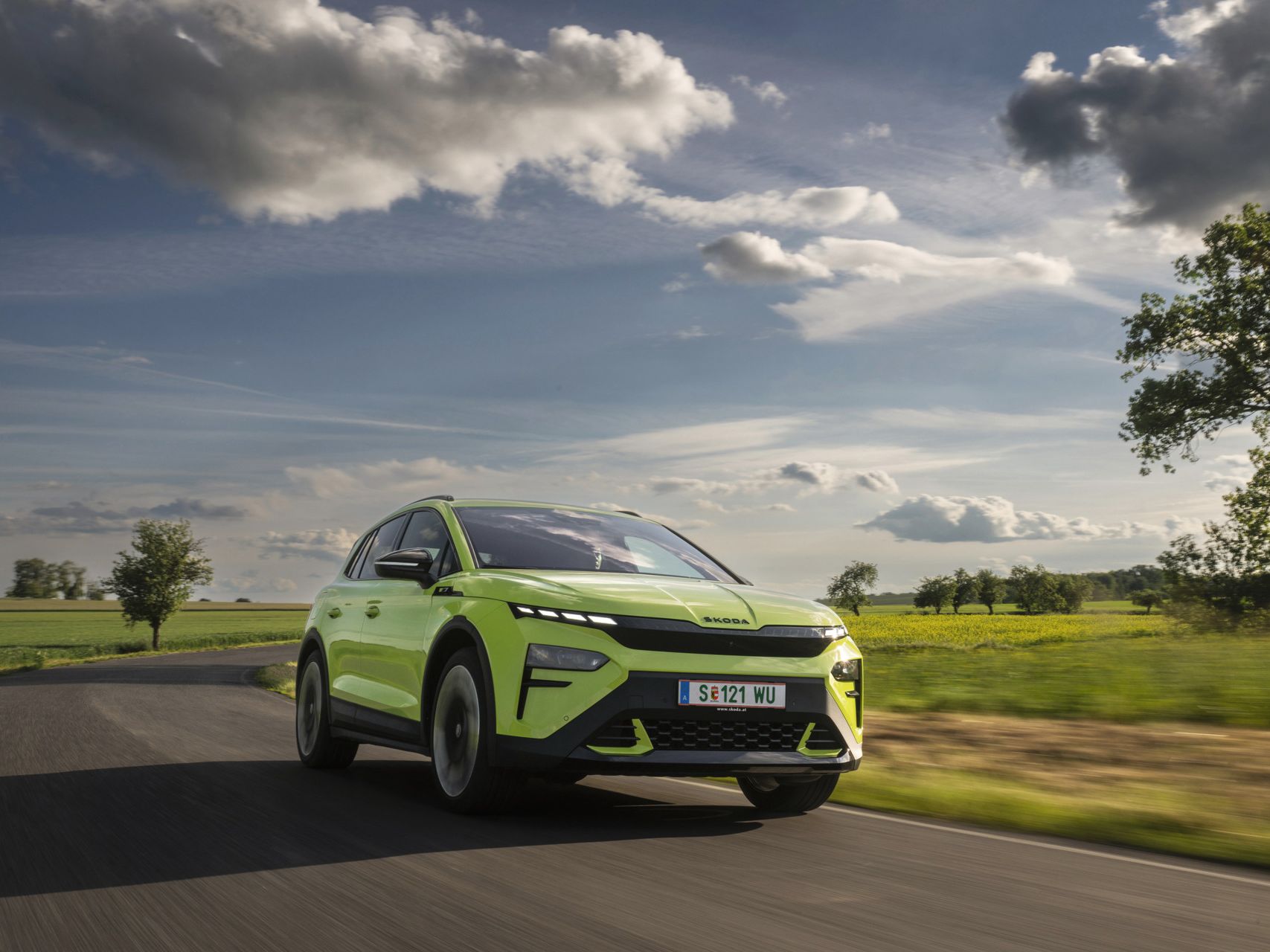 Škoda Elroq RS in Grün fahrend