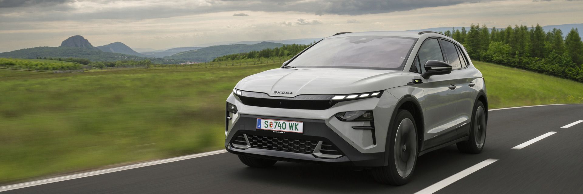 Škoda Elroq RS in Grau fahrend