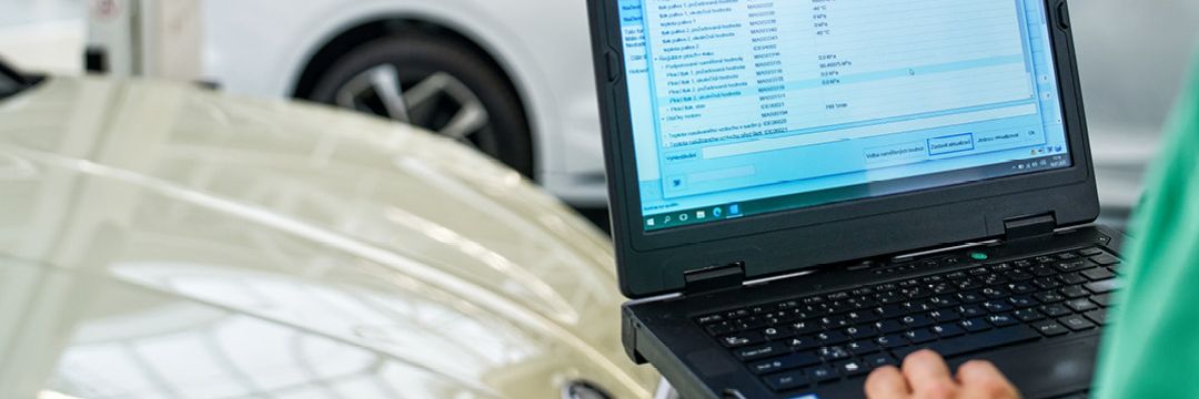 Blick auf den Screen eines Laptops mit technischen Daten eines Škoda bei der Pickerl Überprüfung.