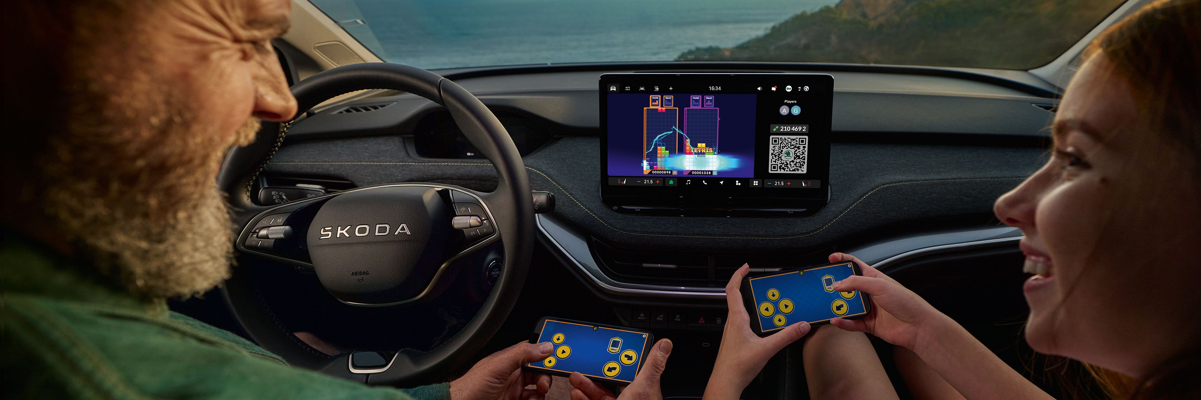 Zwei Personen spielen ein Spiel auf dem Infotainment