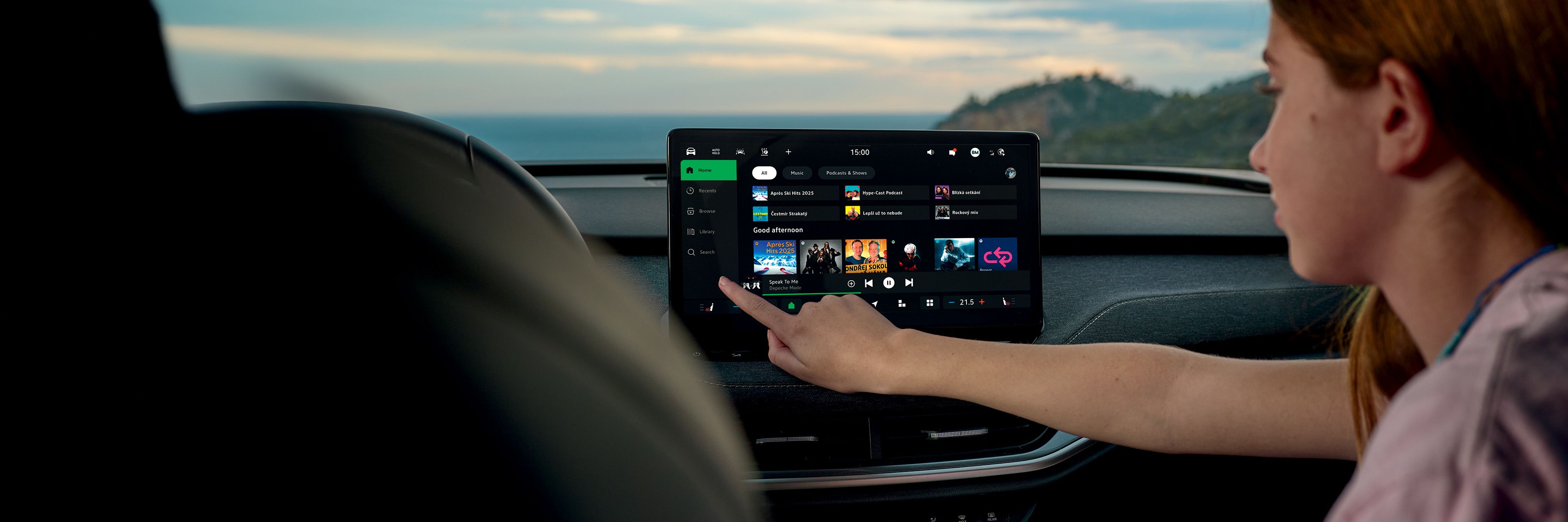 Eine Person wählt Musik auf Spotify im Infotainment