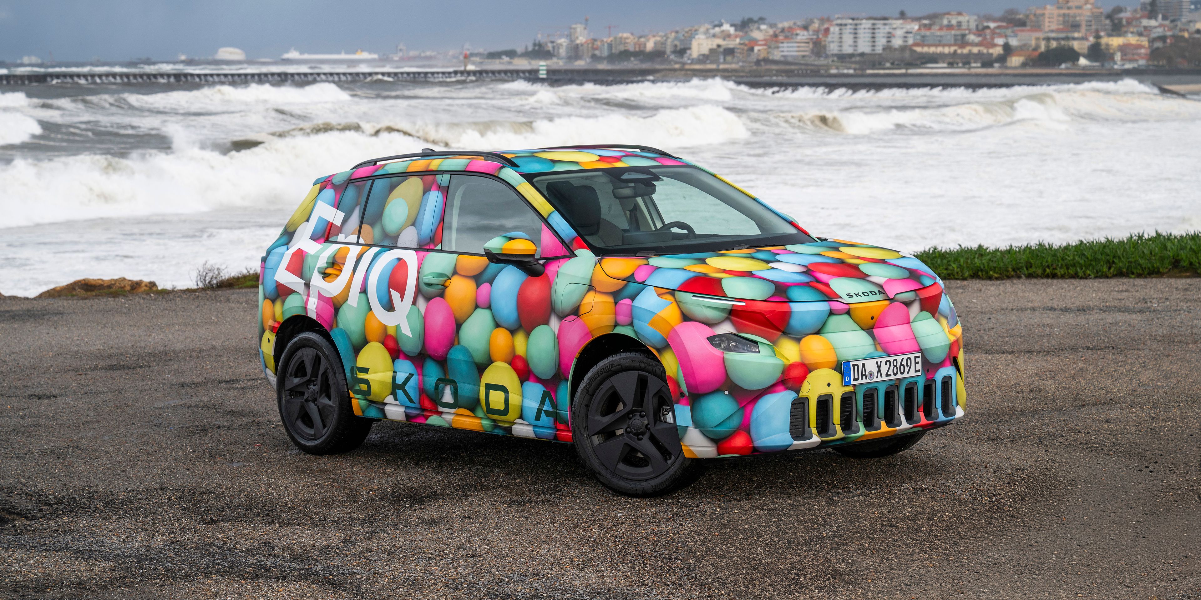 Škoda Epiq in einer bunten Folierung von schräg vorne