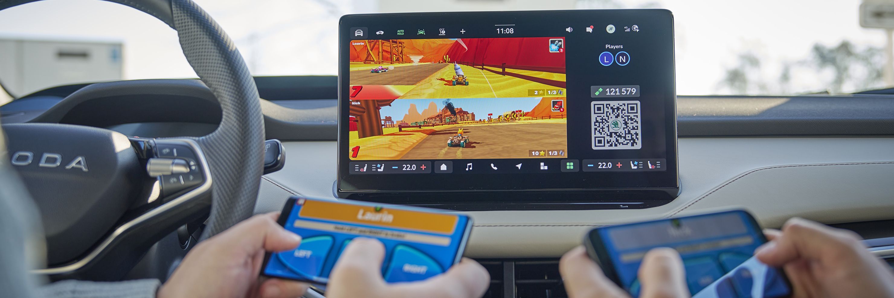 Zwei Personen spielen ein Spiel auf dem Infotainment