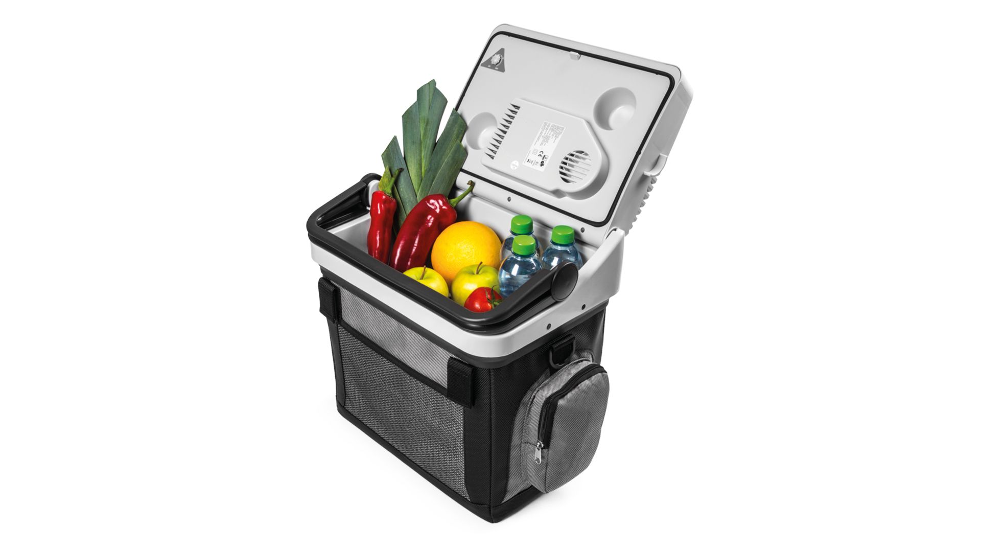 Eine Škoda Kühlbox gefüllt mit Gemüse, Obst und Wasser