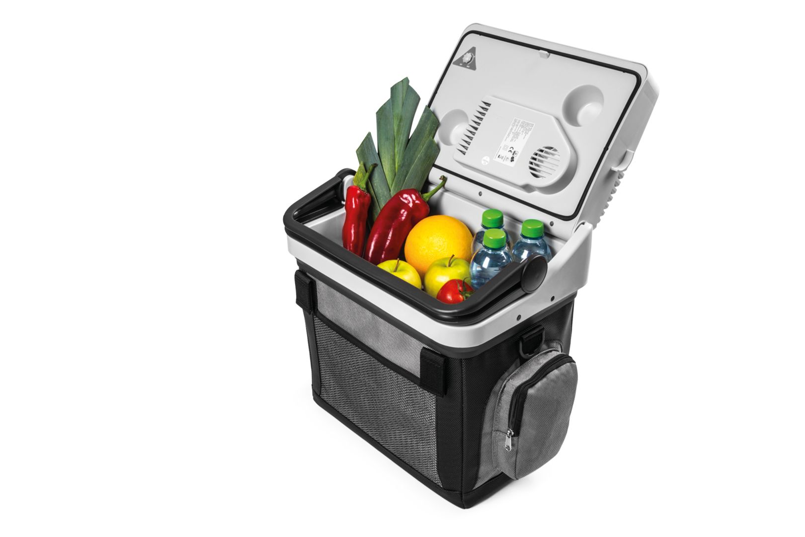 Eine Škoda Kühlbox gefüllt mit Gemüse, Obst und Wasser