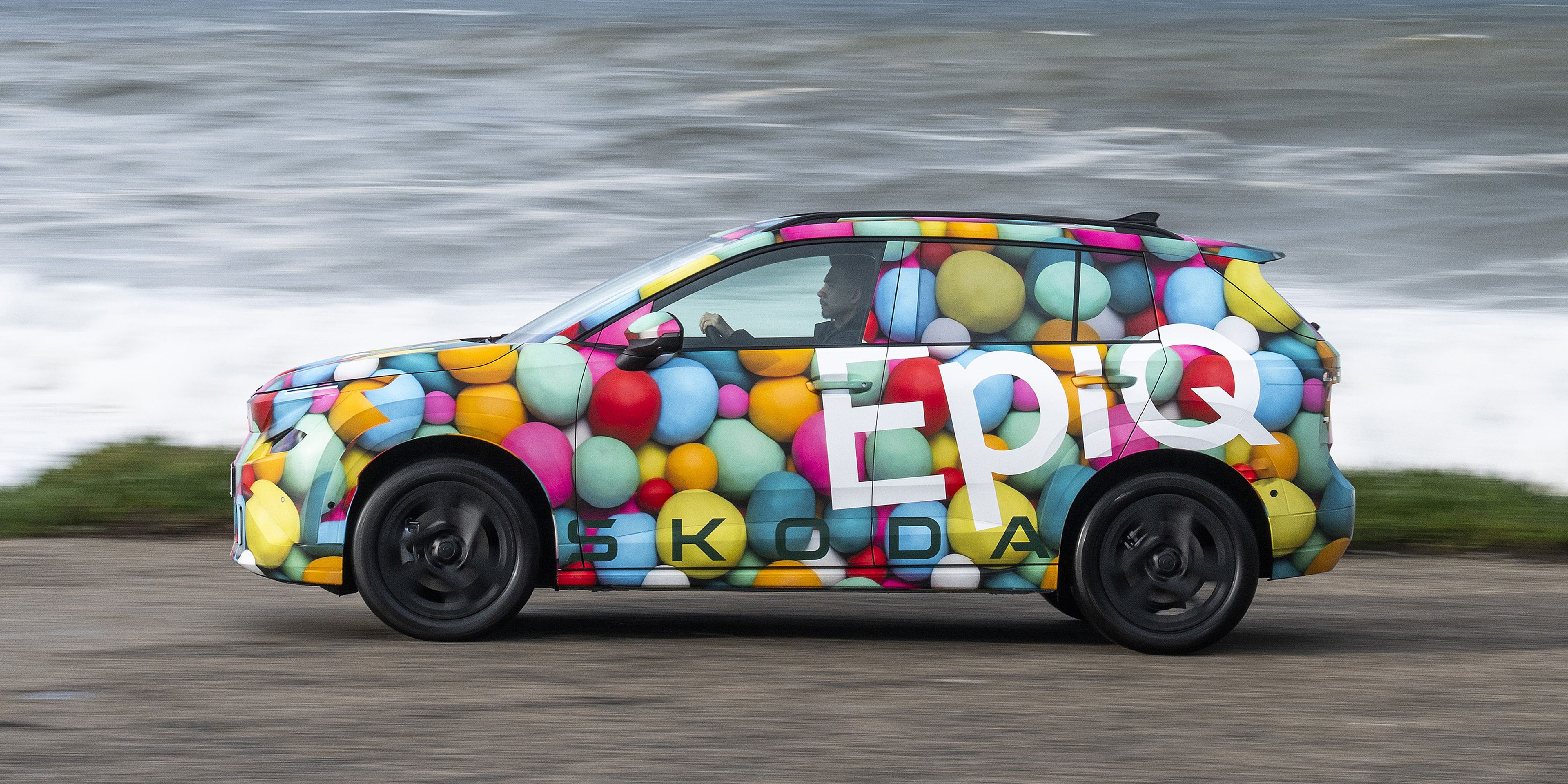 Škoda Epiq mit bunter Folierung von der Seite