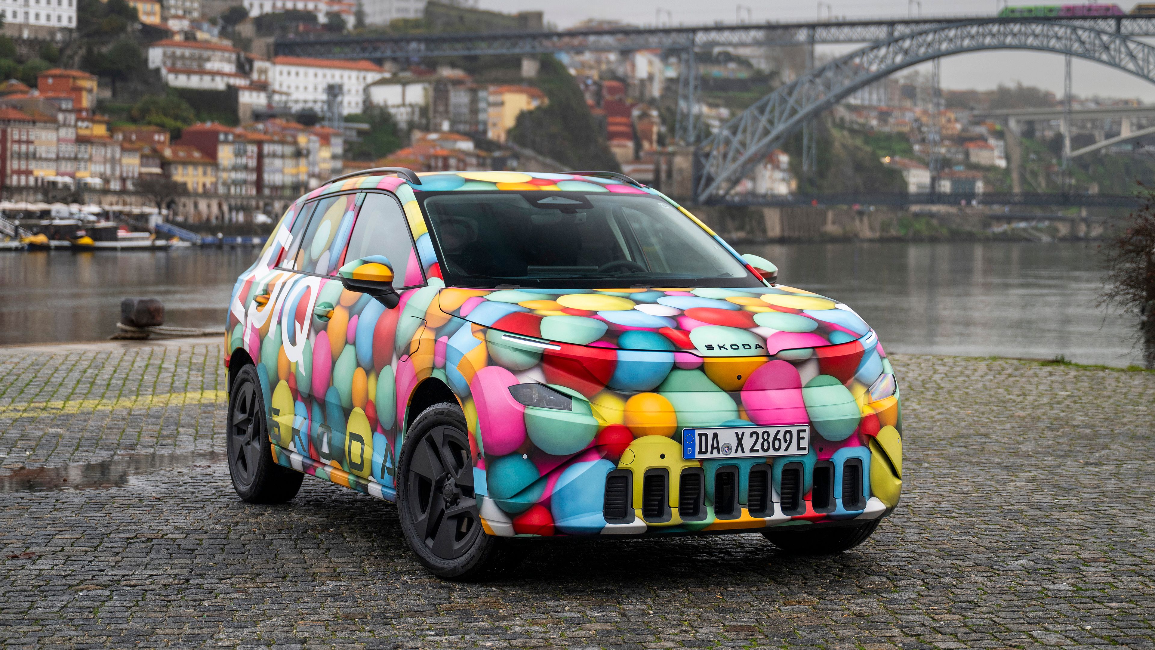 Škoda Epiq vor Stadt mit Brücke