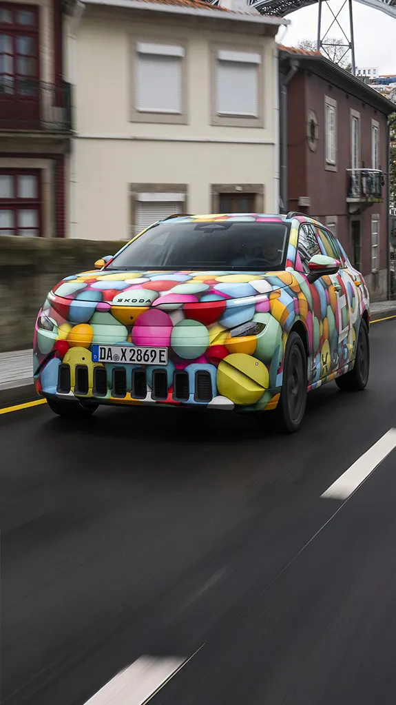 Škoda Epiq mit bunter Folierung