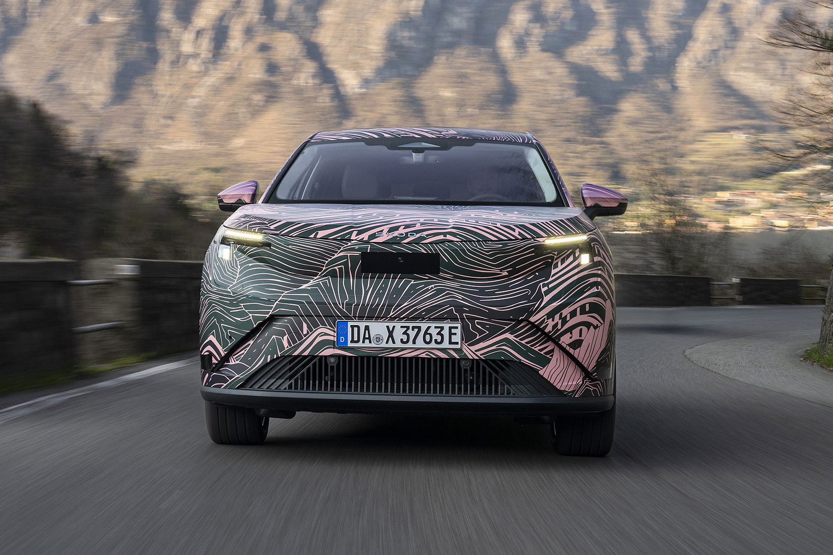 Škoda Peaq in getarnter Folierung von vorne