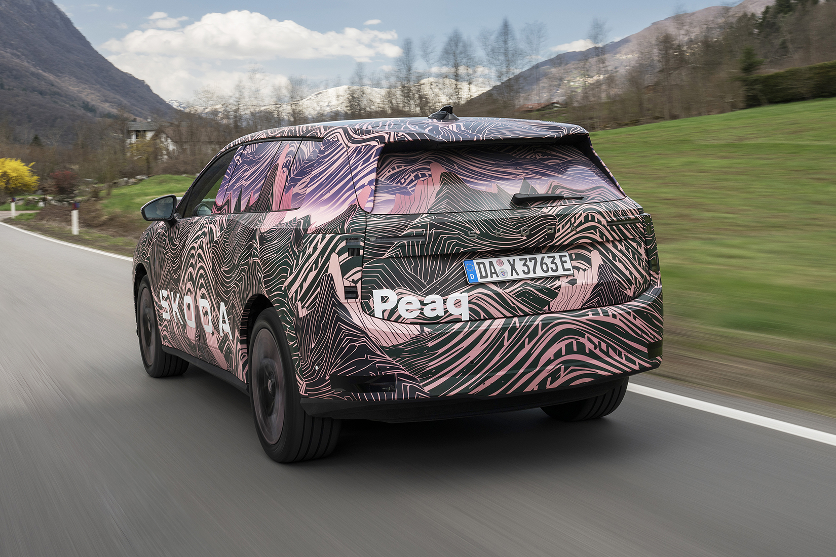 Škoda Peaq in getarnter Folierung von hinten