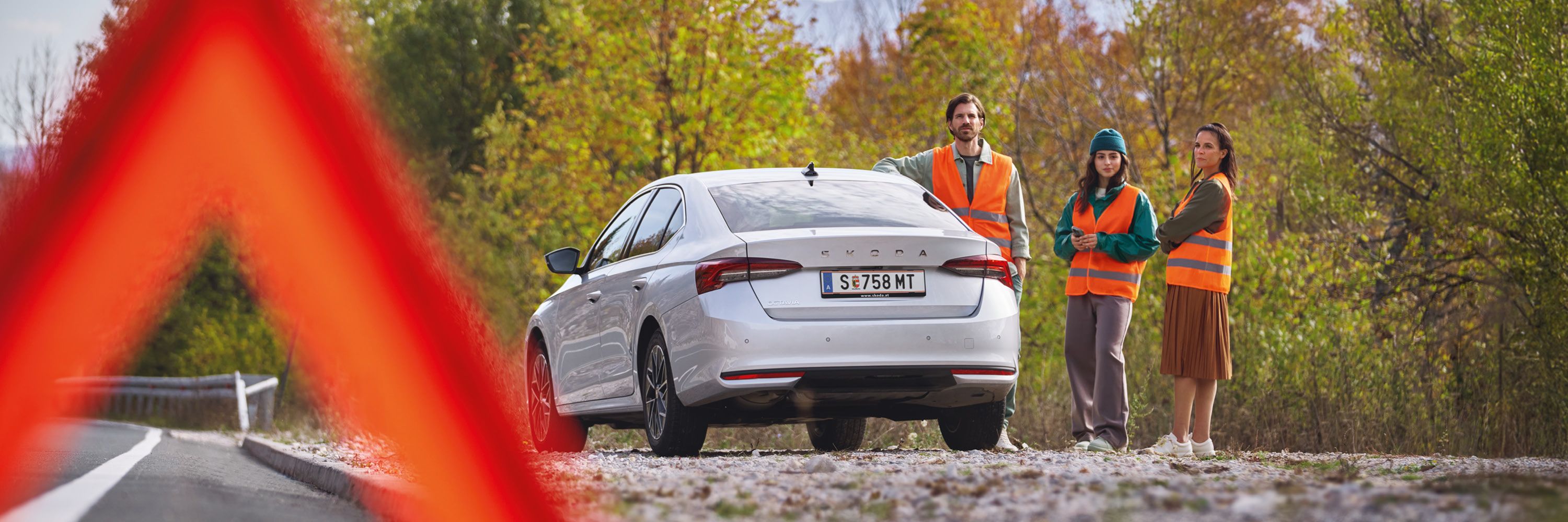 Eine Familie wartet bei ihrem Škoda Octavia auf den Abschleppdienst.