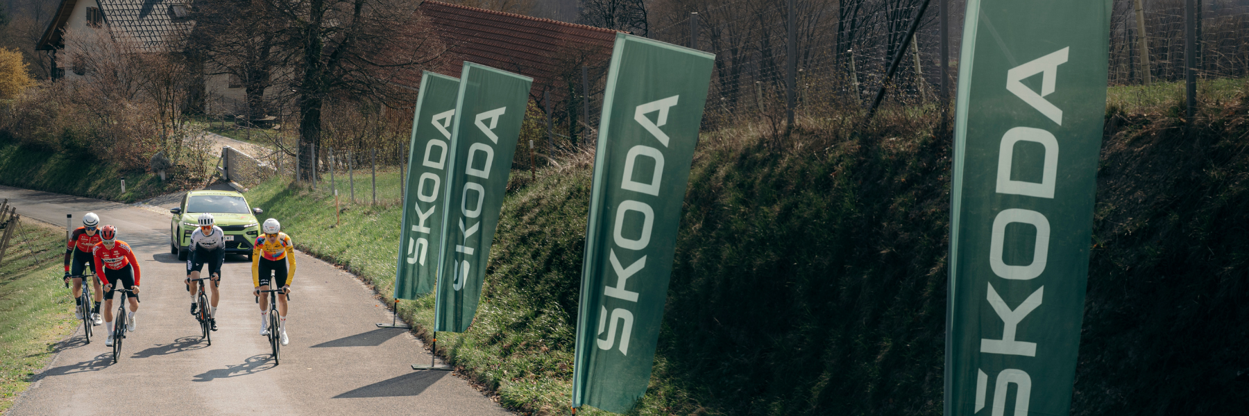 Rennradfahrer vor Škoda Elroq RS