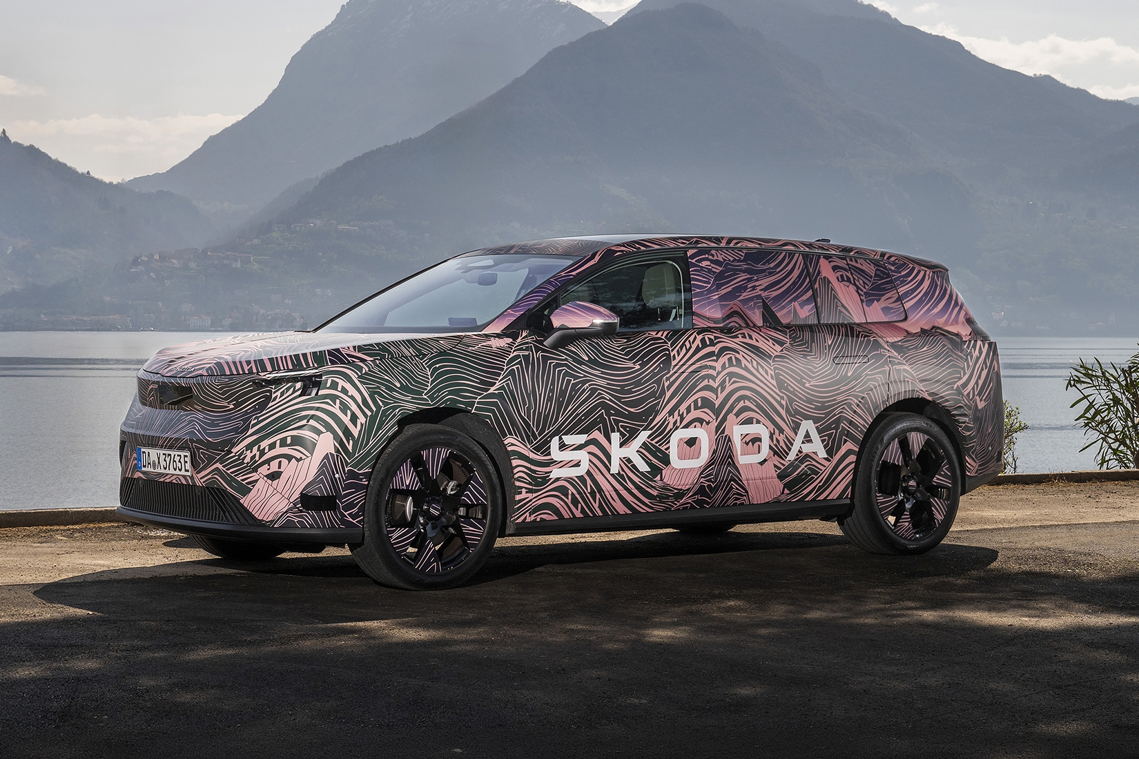 Škoda Peaq in getarnter Folierung von der Seite