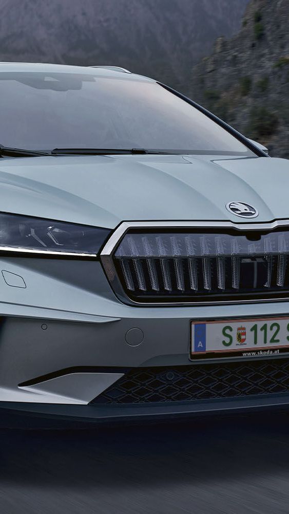 Ein Škoda Enyaq in voller Fahrt auf einer Bergstraße.