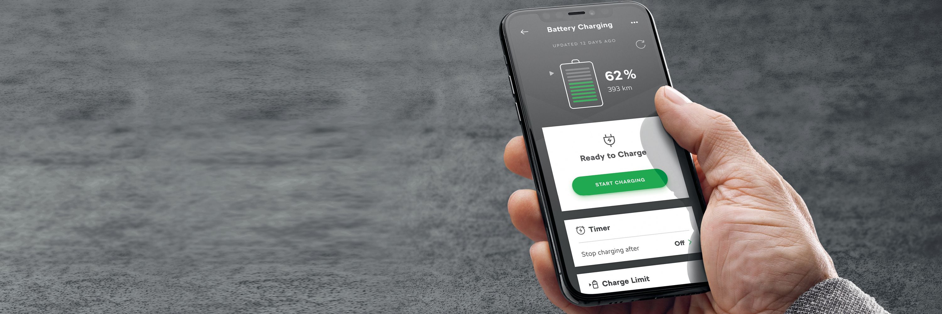 Auf einem Smartphone Display ist der Ladestand der Batterie eines Škoda zu sehen.