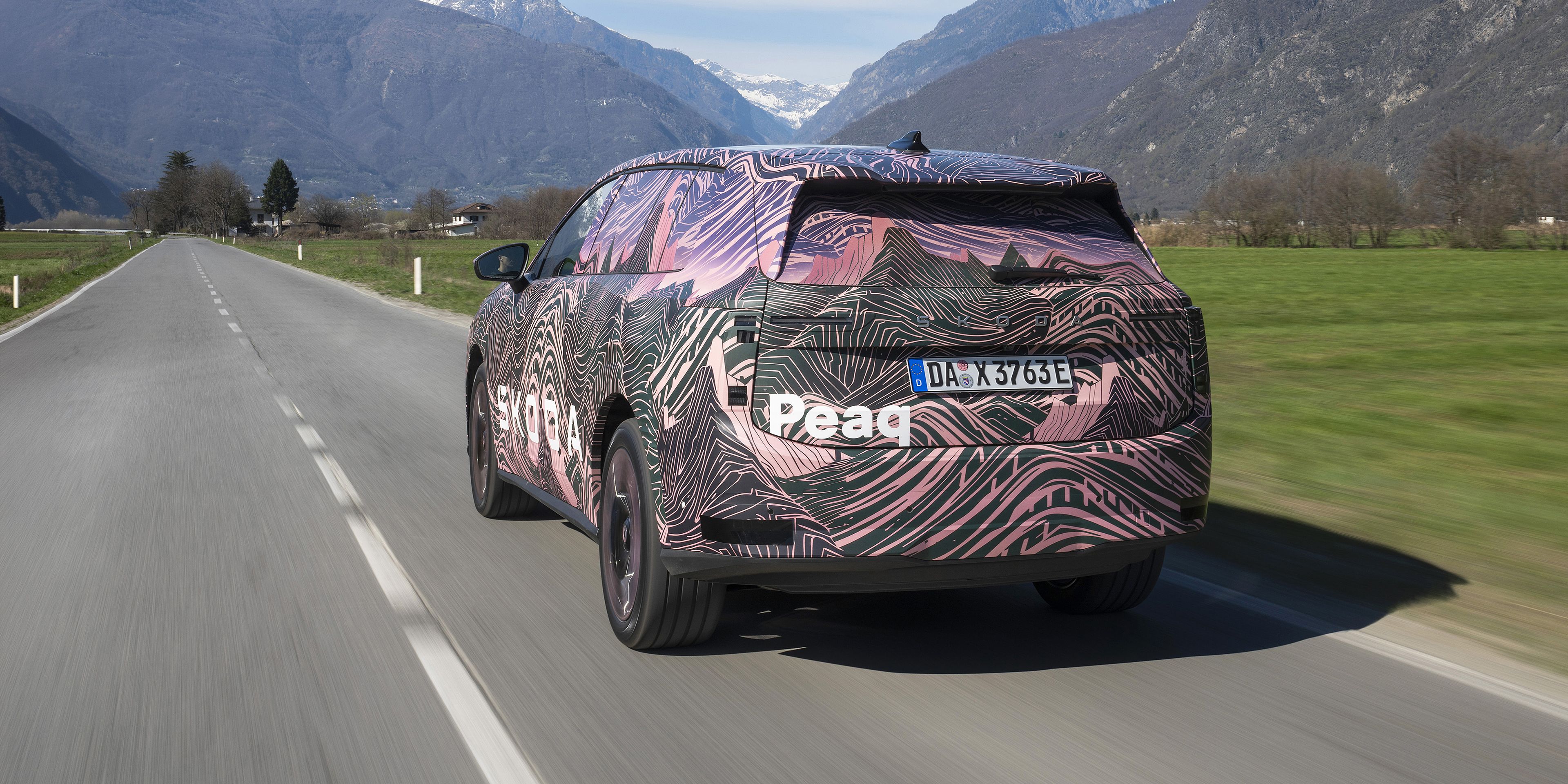 Škoda Peaq in getarnter Folierung von hinten