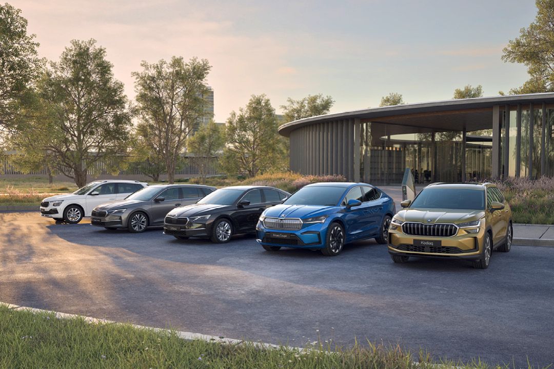 Eine Flotte aus 5 Škoda Modellen auf einem Parkplatz.