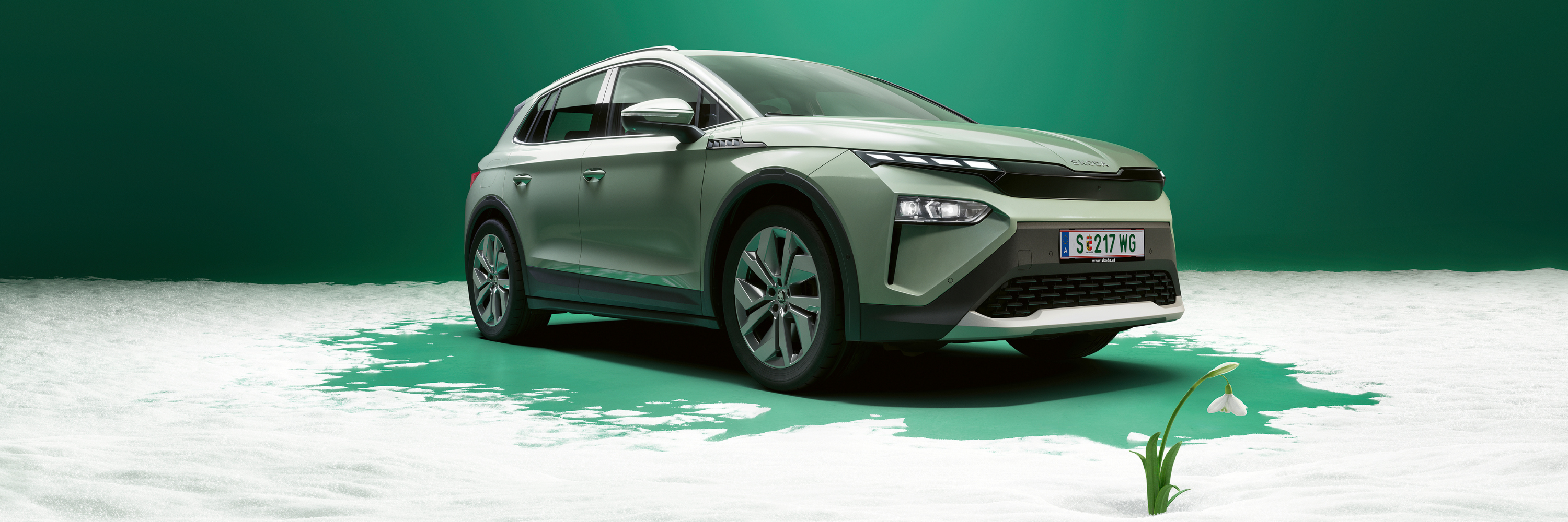 Škoda Elroq mit Schneeglöckchen im Schnee