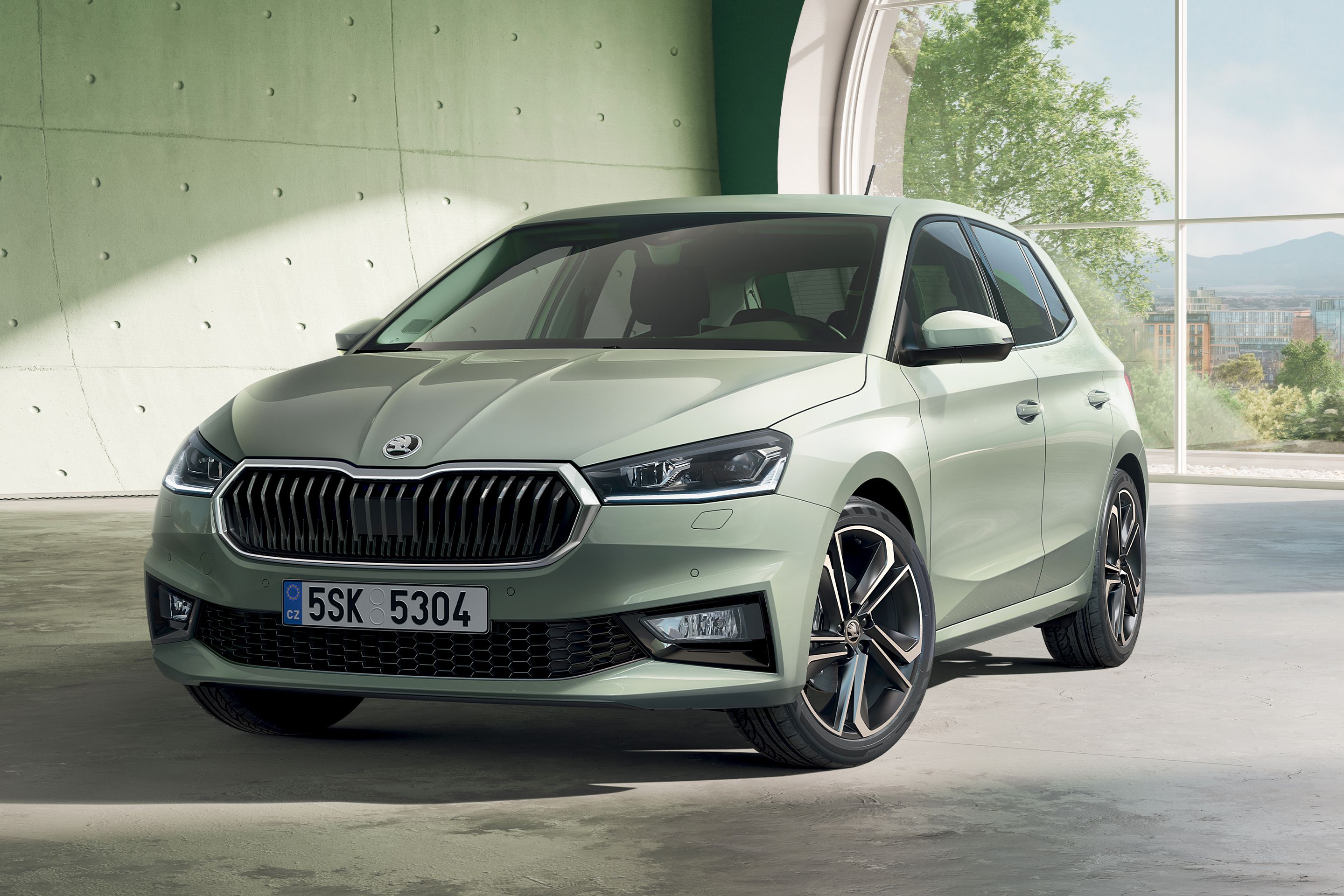 Ein grüner Škoda Fabia steht in einer moderne Garage