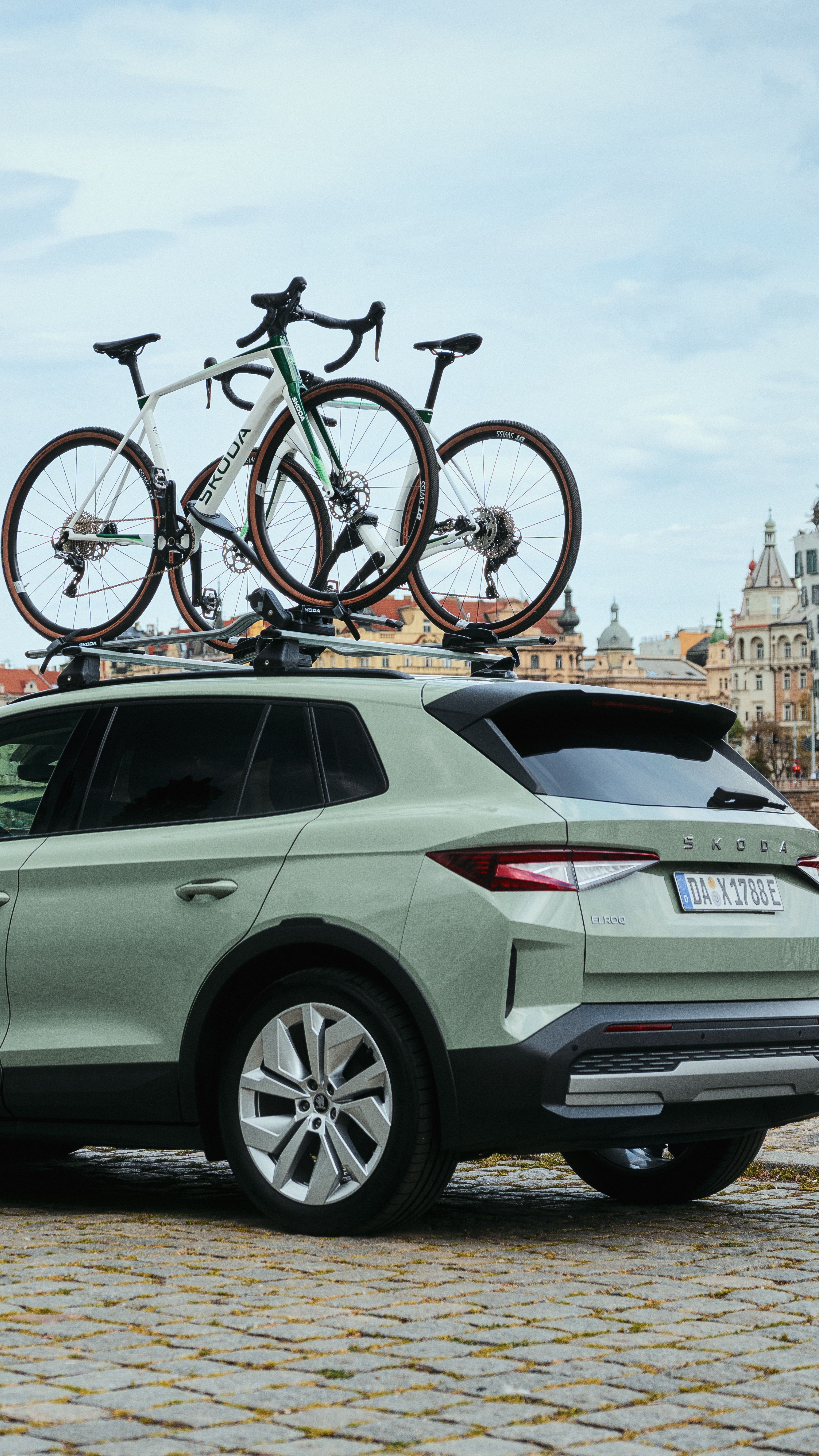 Škoda Elroq mit Dachträgern auf dem zwei Fahrräder sind