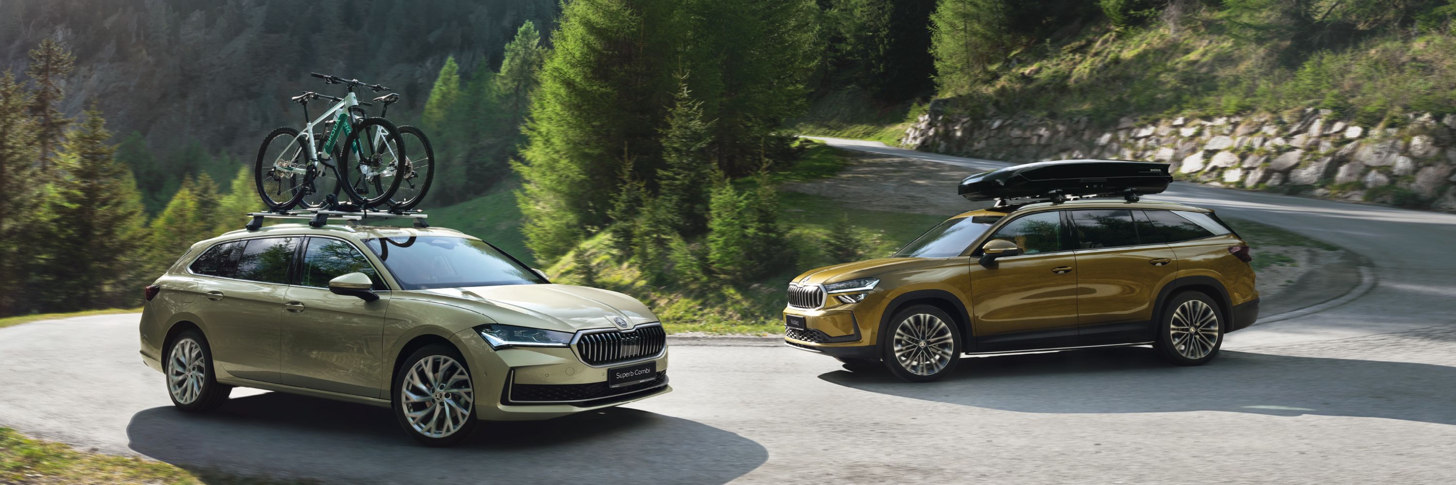 Ein Škoda Suberb Combi und ein Škoda Kodiaq mit Fahrrad Dachträger