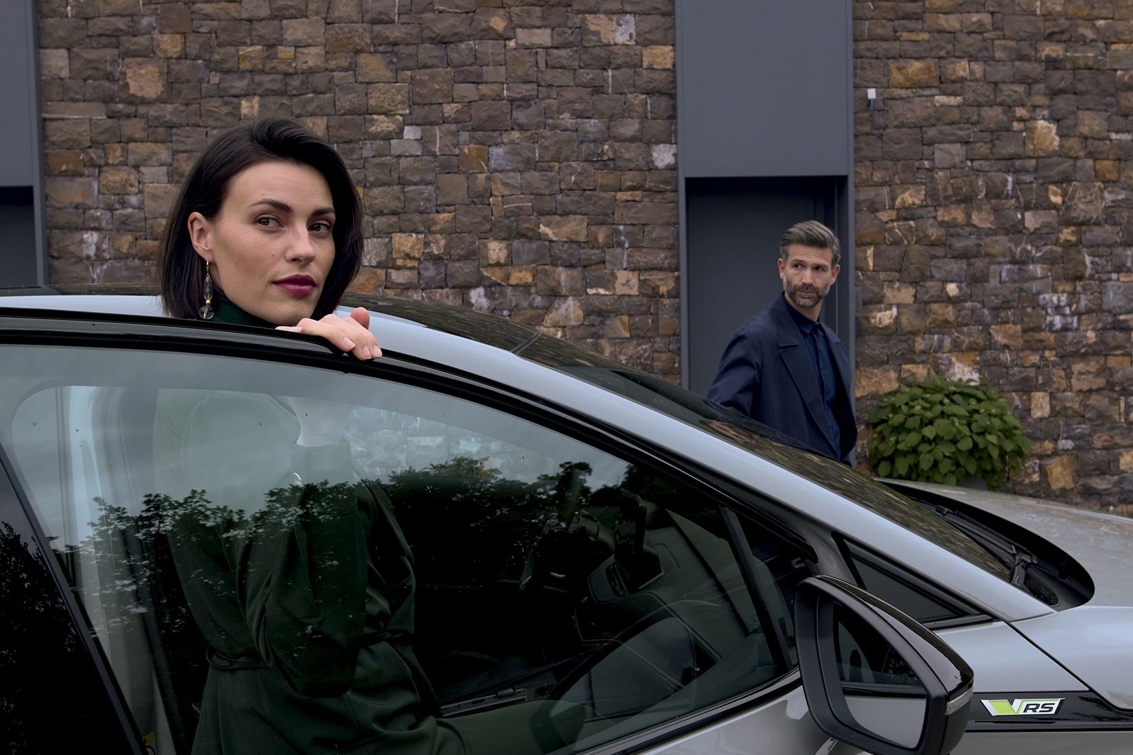 Zwei Personen stehen neben einem Auto