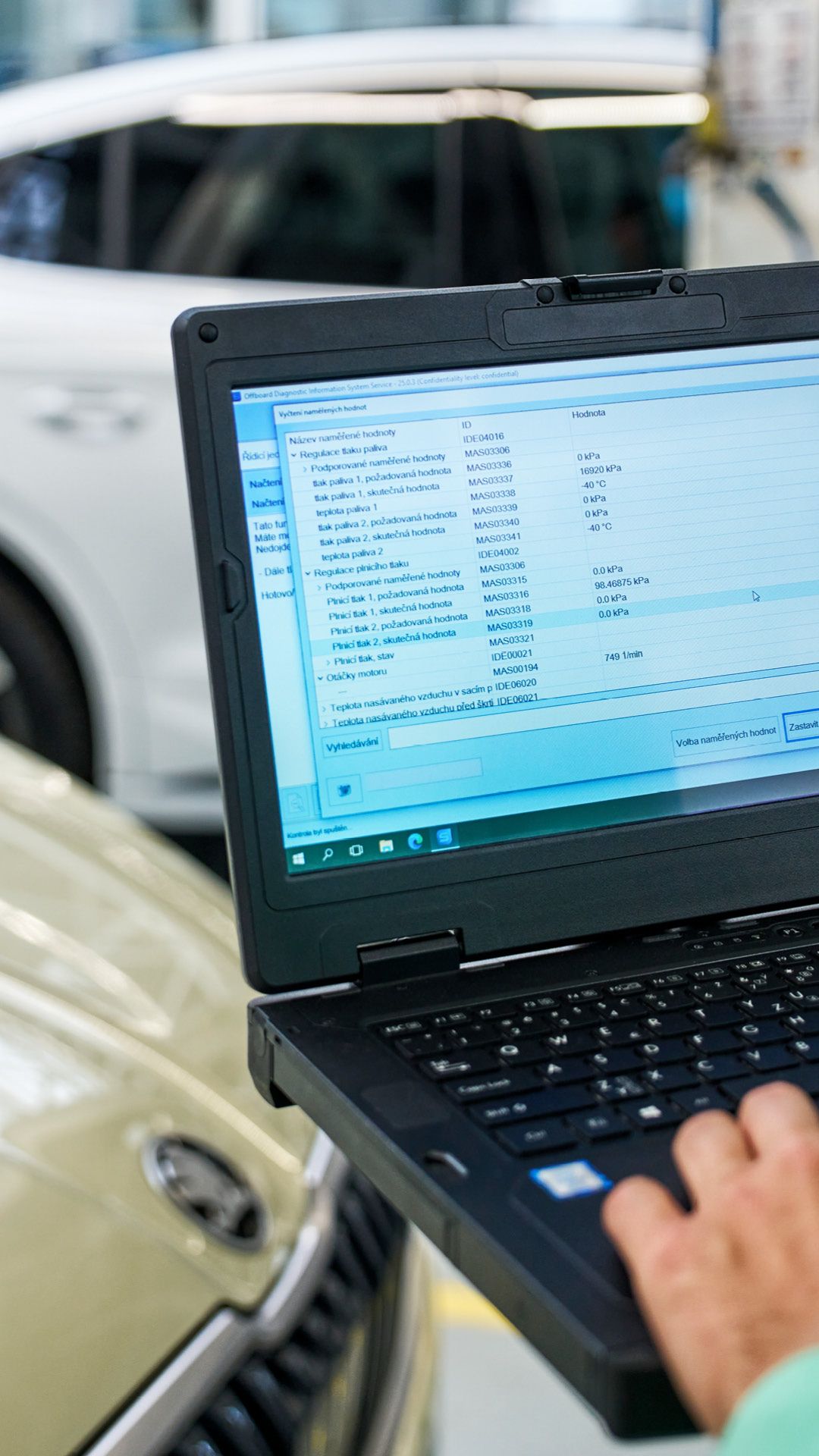 Blick auf den Screen eines Laptops mit technischen Daten eines Škoda bei der Pickerl Überprüfung.