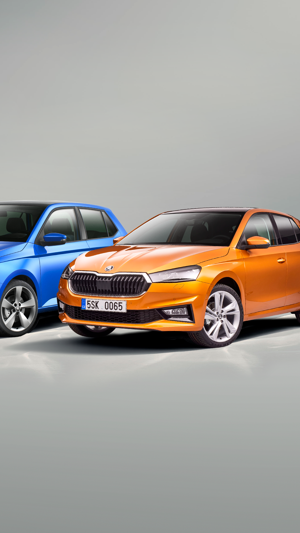 Vier Škoda Fabia Generationen - grauer Hintergrund