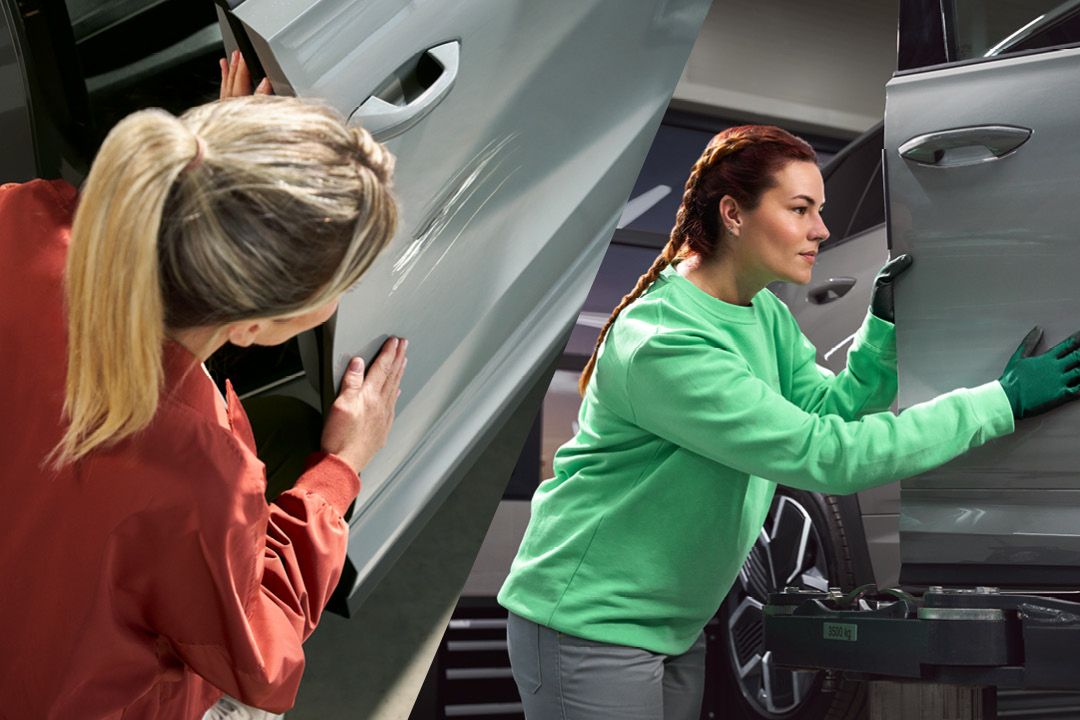 Zwei Škoda Mechanikerinnen sind dabei, die Autotür eines Škoda mit Lackschaden zu reparieren. Eine von ihnen trägt rote Arbeitskleidung und untersucht den Schaden, während die andere Technikerin mit grünen Handschuhen und grüner Arbeitskleidung an der Tür arbeitet.