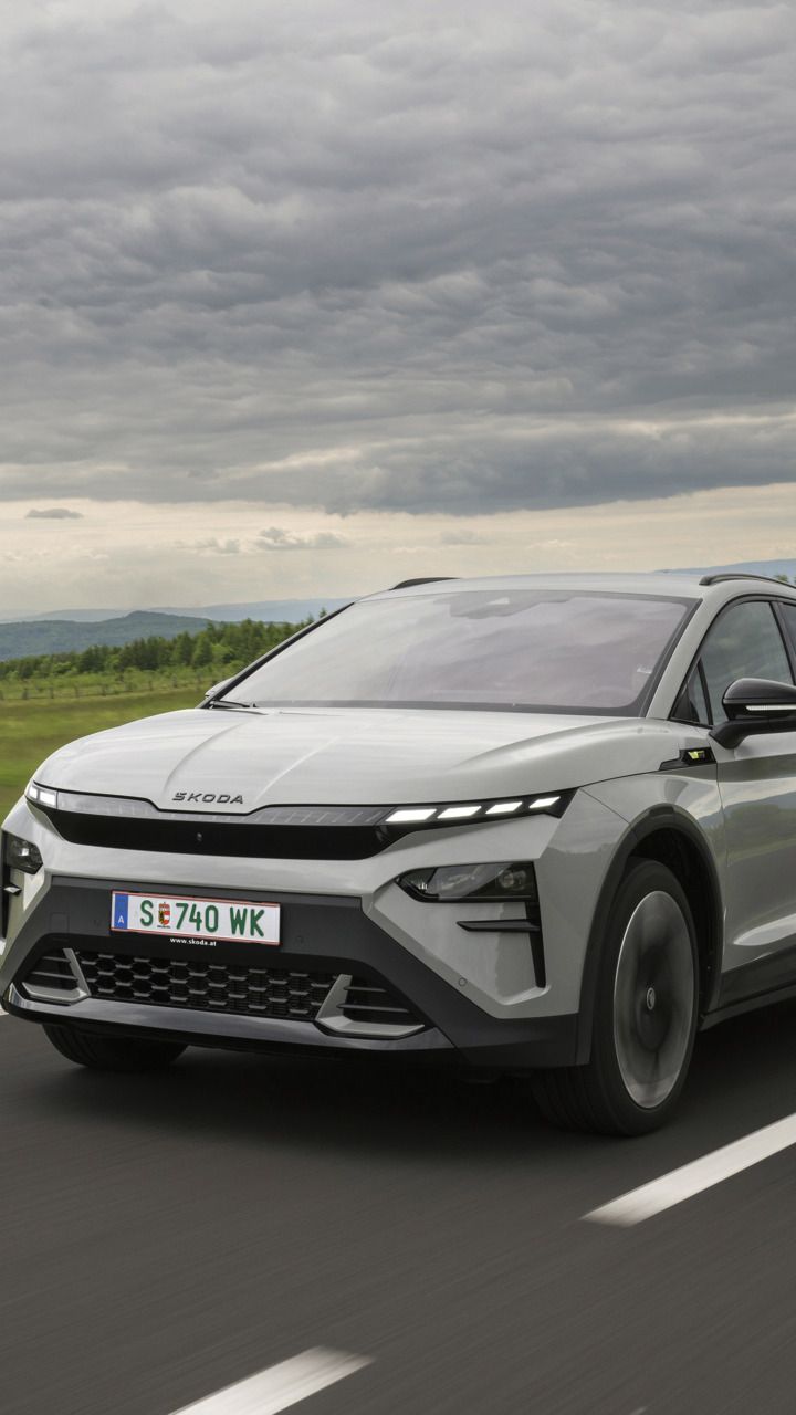 Škoda Elroq RS in Grau fahrend