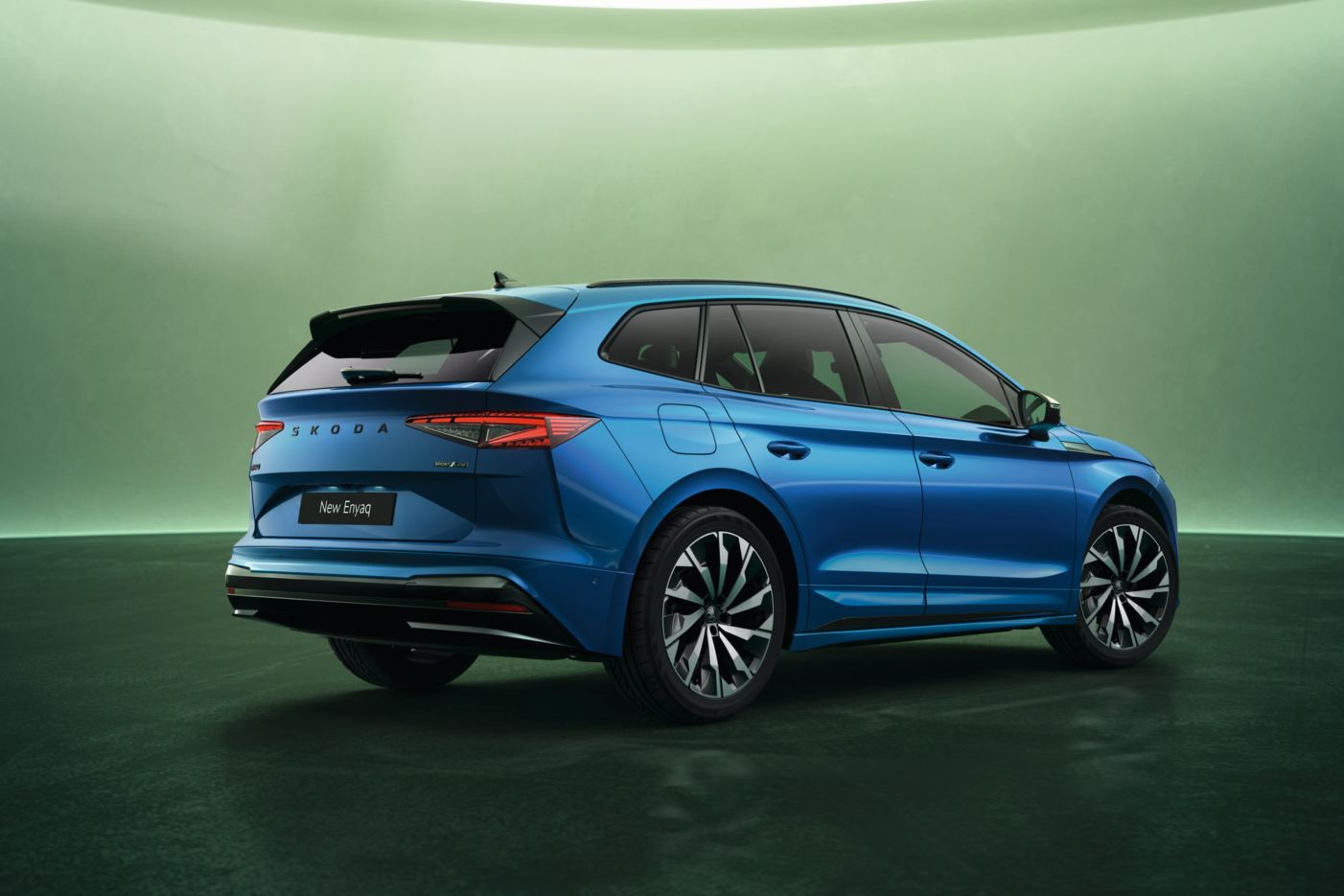 Škoda Enyaq Sportline von seitlich hinten