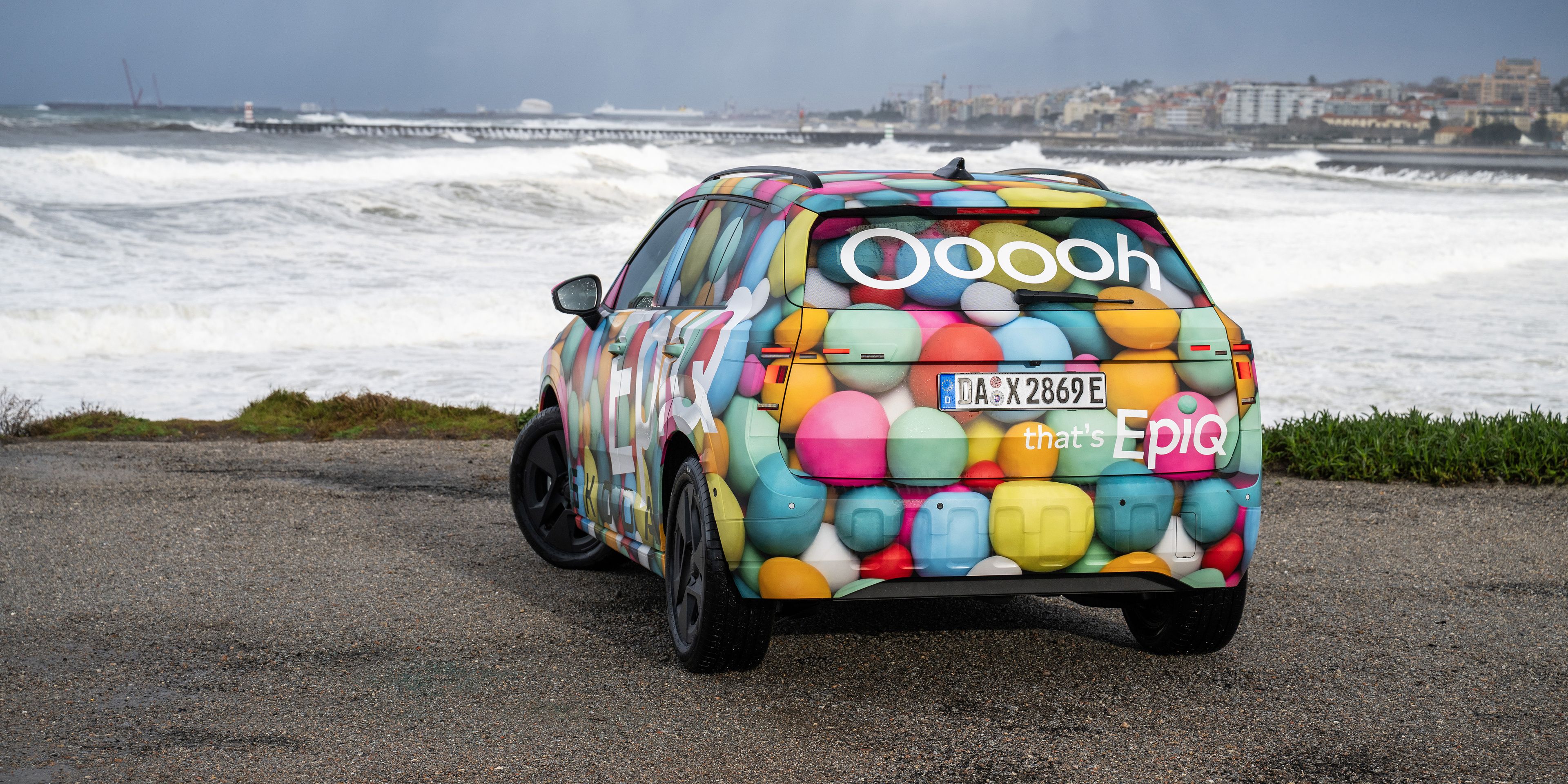 Škoda Epiq in einer bunten Folierung von hinten