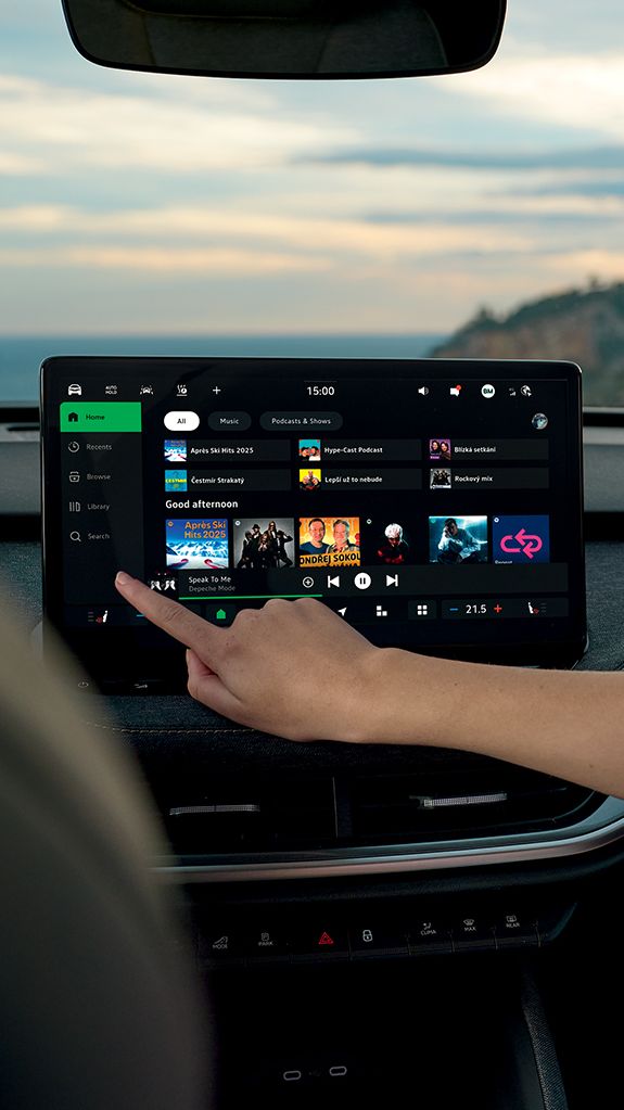 Eine Person wählt Musik auf Spotify im Infotainment