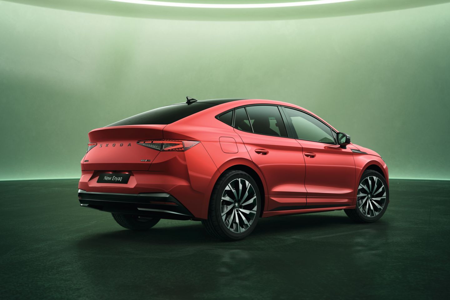 Škoda Enyaq Coupé Sportline von seitlich hinten